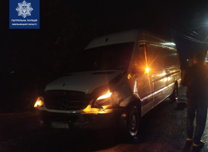 ДТП у Хмельницькому: водій перетнув подвійну суцільну і в'їхав у бус, фото №1 на сайті vsim.ua