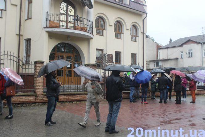 Новини Тернополя - фото з "Наших дітей мають почути!" Мітингували батьки та вчителі дітей зі зниженим слухом: що вимагали? "Наших дітей мають почути!" Мітингували батьки та вчителі дітей зі зниженим слухом: що вимагали?, фото №4 на сайті 20minut.ua