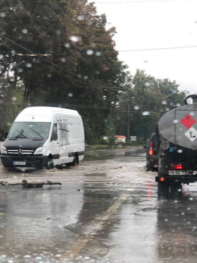 Дощовий Тернопіль. Тротуари і дороги "плавають" - решітки не справляються (ДОДАВАЙТЕ ФОТО), фото №1 на сайті 20minut.ua