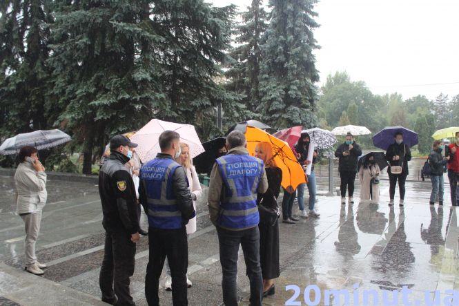 Новини Тернополя - фото з "Наших дітей мають почути!" Мітингували батьки та вчителі дітей зі зниженим слухом: що вимагали? "Наших дітей мають почути!" Мітингували батьки та вчителі дітей зі зниженим слухом: що вимагали?, фото №2 на сайті 20minut.ua