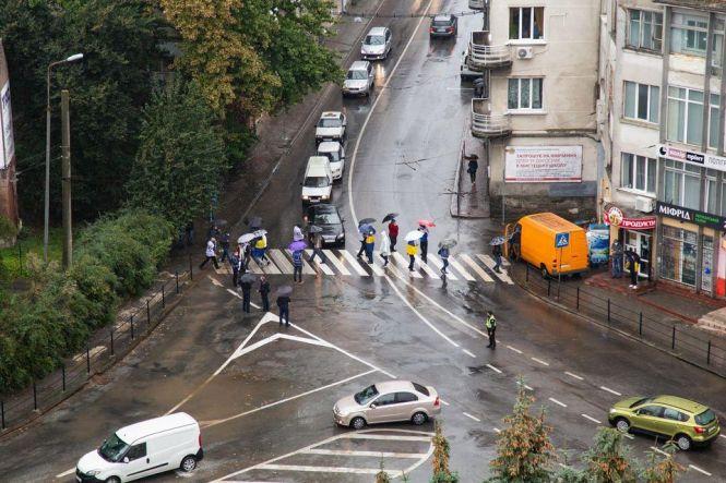 Новини Тернополя - фото з "Наших дітей мають почути!" Мітингували батьки та вчителі дітей зі зниженим слухом: що вимагали? "Наших дітей мають почути!" Мітингували батьки та вчителі дітей зі зниженим слухом: що вимагали?, фото №3 на сайті 20minut.ua