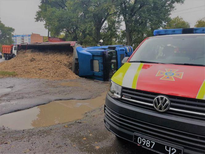 На Хмельниччині перекинулася вантажівка: постраждав водій (ФОТО), фото №4 на сайті vsim.ua