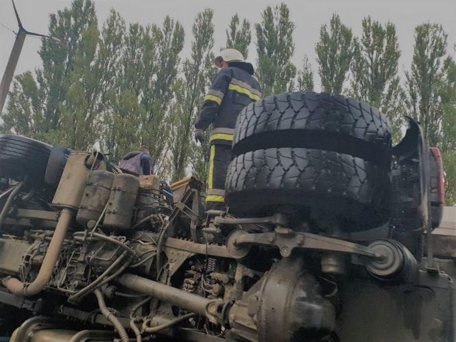 На Хмельниччині перекинулася вантажівка: постраждав водій (ФОТО), фото №3 на сайті vsim.ua