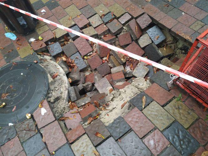 Новини Тернополя - фото з Фото дня. Біля зупинки на Мазепи яму обгородили смітником та холодильником Фото дня. Біля зупинки на Мазепи яму обгородили смітником та холодильником, фото №1 на сайті 20minut.ua