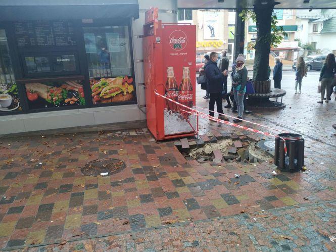 Новини Тернополя - фото з Фото дня. Біля зупинки на Мазепи яму обгородили смітником та холодильником Фото дня. Біля зупинки на Мазепи яму обгородили смітником та холодильником, фото №3 на сайті 20minut.ua