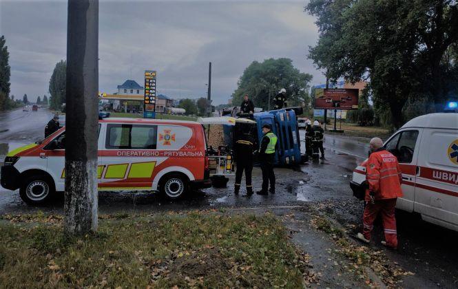 На Хмельниччині перекинулася вантажівка: постраждав водій (ФОТО), фото №5 на сайті vsim.ua