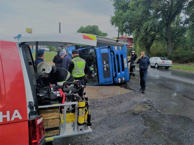 На Хмельниччині перекинулася вантажівка: постраждав водій (ФОТО), фото №1 на сайті vsim.ua