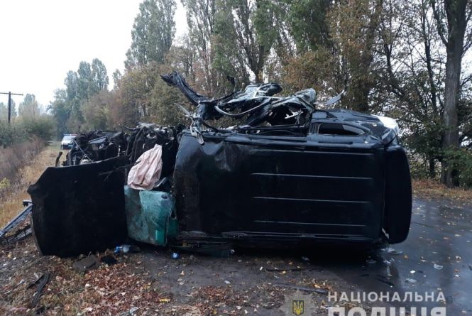 Водій Land Cruiser врізався у дерево. Один загиблий та четверо в лікарні