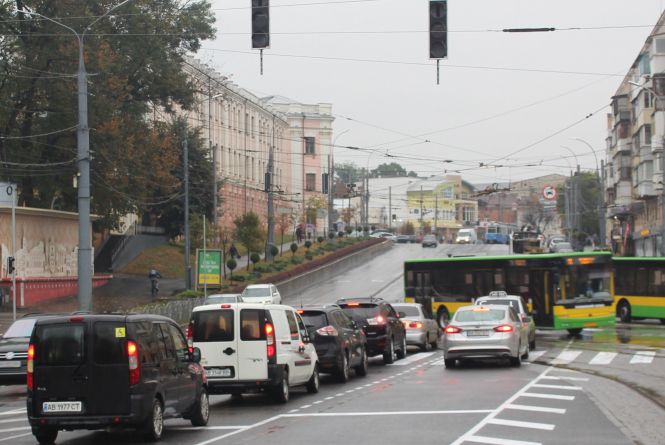 На площі Гагаріна ненадовго увімкнули світлофори. Що з цього вийшло? (Спойлер — затор)