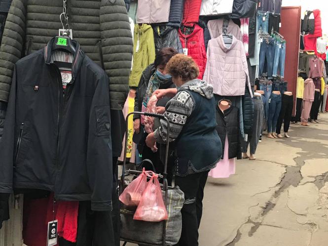 Новини Хмельницького - фото з “Плов від Мурата і перекури”: один день з життя продавця на Хмельницькому речовому ринку Нет описания.