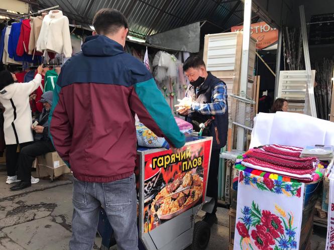 Новини Хмельницького - фото з “Плов від Мурата і перекури”: один день з життя продавця на Хмельницькому речовому ринку Нет описания.