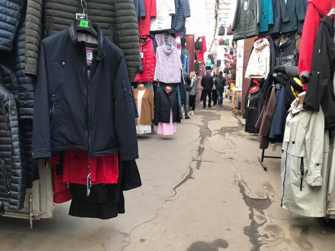 Новини Хмельницького - фото з “Плов від Мурата і перекури”: один день з життя продавця на Хмельницькому речовому ринку Нет описания.