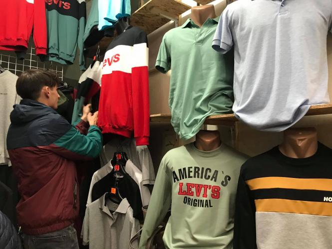 Новини Хмельницького - фото з “Плов від Мурата і перекури”: один день з життя продавця на Хмельницькому речовому ринку Нет описания.