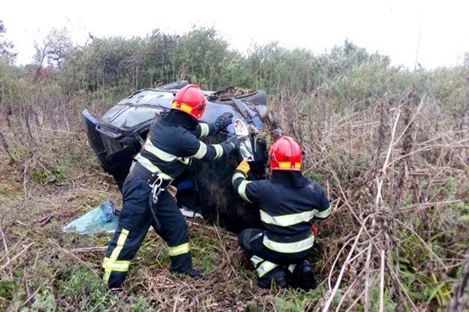 Новини Хмельницького - фото з На Хмельниччині автомобіль злетів з дороги: діставали рятувальники На Хмельниччині автомобіль злетів з дороги: діставали рятувальники, фото №1 на сайті vsim.ua