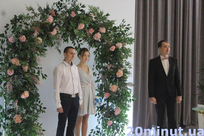 Новини Тернополя - фото з Як минули перші весільні церемонії у новому тернопільському РАЦСі в "Березолі" (РЕПОРТАЖ) Як минули перші весільні церемонії у новому тернопільському РАЦСі в "Березолі" (РЕПОРТАЖ), фото №3 на сайті 20minut.ua