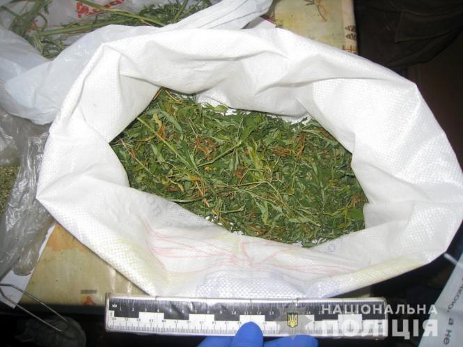 Під час обшуку в оселі підозрюваного у пограбуванні жінки бердичівлянина виявили ще й наркотики, фото №2 на сайті 20minut.ua