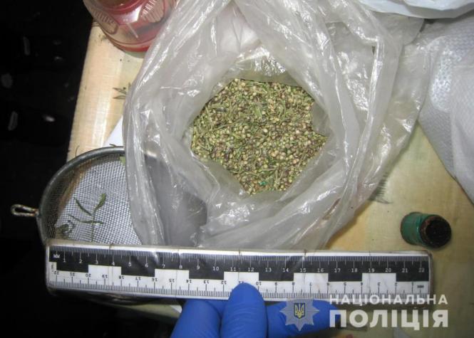 Під час обшуку в оселі підозрюваного у пограбуванні жінки бердичівлянина виявили ще й наркотики, фото №1 на сайті 20minut.ua