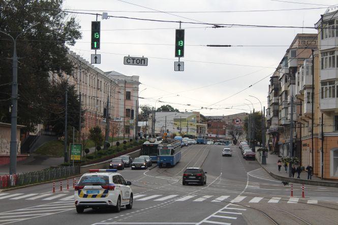 Новини Вінниці - фото з Гагаріна зі світлофорами: тягнучки, 99 секунд «червоного» і небезпечні стовпчики Гагаріна зі світлофорами: тягнучки, 99 секунд «червоного» і небезпечні стовпчики, фото №5 на сайті 20minut.ua