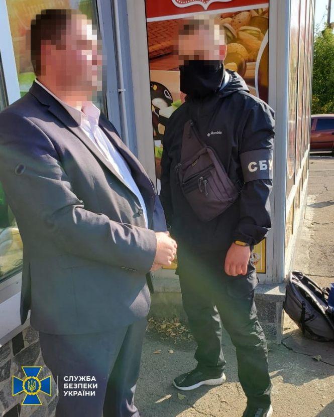У Бердичеві затримали податківця, який продавав засекречені дані про підприємців конкурентам, фото №3 на сайті 20minut.ua