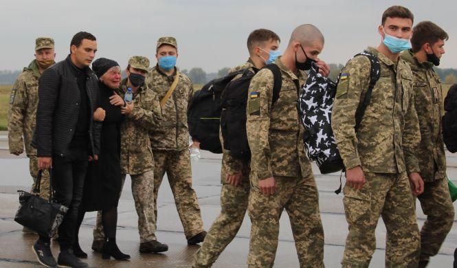 Новини Вінниці - фото з Останній політ: у Вінниці попрощалися з молодими пілотами, які загинули під час навчального польоту Останній політ: у Вінниці попрощалися з молодими пілотами, які загинули під час навчального польоту, фото №9 на сайті 20minut.ua