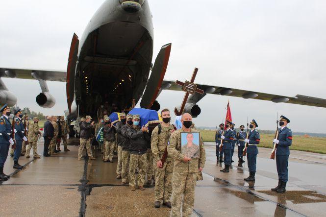 Новини Вінниці - фото з Останній політ: у Вінниці попрощалися з молодими пілотами, які загинули під час навчального польоту Останній політ: у Вінниці попрощалися з молодими пілотами, які загинули під час навчального польоту, фото №5 на сайті 20minut.ua