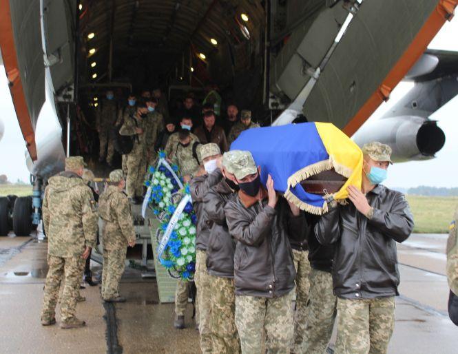 Новини Вінниці - фото з Останній політ: у Вінниці попрощалися з молодими пілотами, які загинули під час навчального польоту Останній політ: у Вінниці попрощалися з молодими пілотами, які загинули під час навчального польоту, фото №3 на сайті 20minut.ua