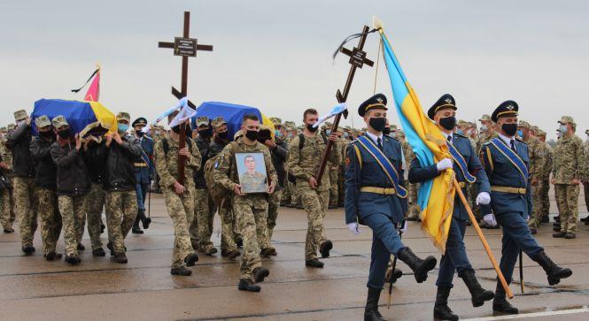 Новини Вінниці - фото з Останній політ: у Вінниці попрощалися з молодими пілотами, які загинули під час навчального польоту Останній політ: у Вінниці попрощалися з молодими пілотами, які загинули під час навчального польоту, фото №1 на сайті 20minut.ua