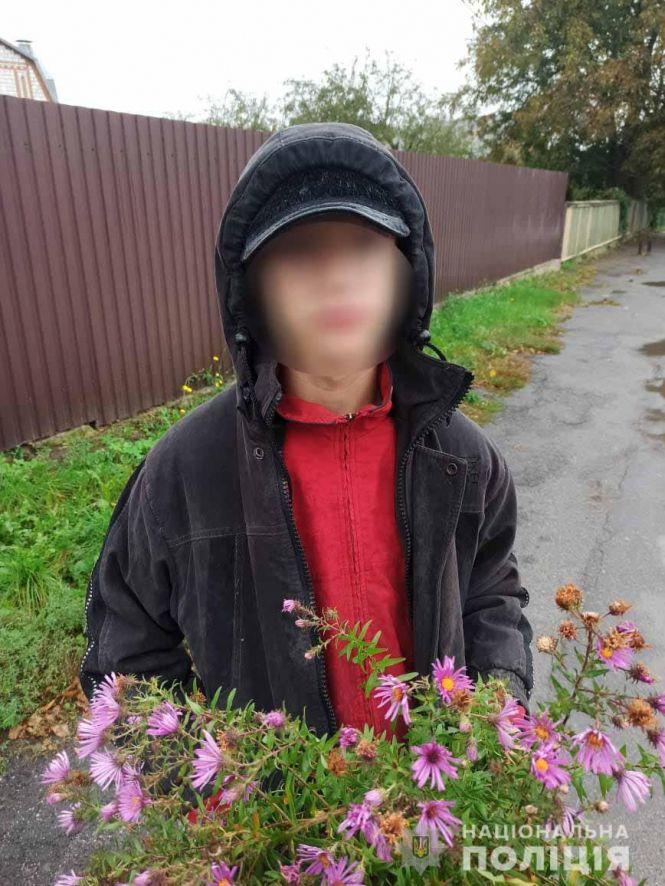 Новини Вінниці - фото з Був з букетом біля магазину. Зниклого 16-річного вінничанина знайшли у селі Пирогово Був з букетом біля магазину. Зниклого 16-річного вінничанина знайшли у селі Пирогово, фото №1 на сайті 20minut.ua