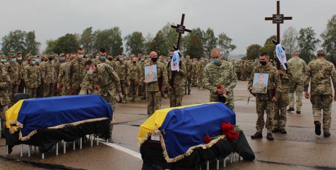 Новини Вінниці - фото з Останній політ: у Вінниці попрощалися з молодими пілотами, які загинули під час навчального польоту Останній політ: у Вінниці попрощалися з молодими пілотами, які загинули під час навчального польоту, фото №10 на сайті 20minut.ua