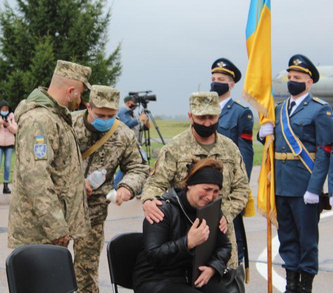 Новини Вінниці - фото з Останній політ: у Вінниці попрощалися з молодими пілотами, які загинули під час навчального польоту Останній політ: у Вінниці попрощалися з молодими пілотами, які загинули під час навчального польоту, фото №6 на сайті 20minut.ua