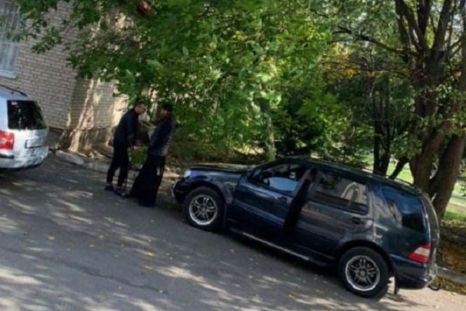 Новини Вінниці - фото з Важливе за вчора. Найцікавіші новини 6 жовтня, які ви могли пропустити Заарештований «авторитет» вільно ходив та спілкувався з сторонніми. Поліція відкрила справу