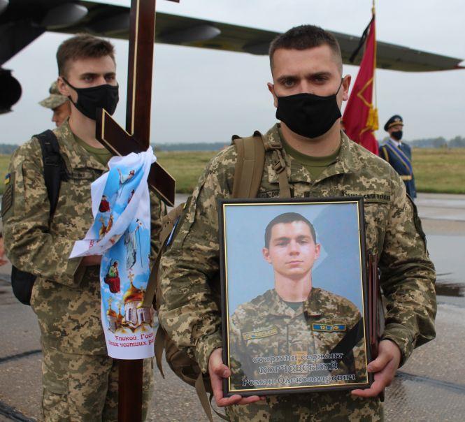 Новини Вінниці - фото з Останній політ: у Вінниці попрощалися з молодими пілотами, які загинули під час навчального польоту Останній політ: у Вінниці попрощалися з молодими пілотами, які загинули під час навчального польоту, фото №4 на сайті 20minut.ua