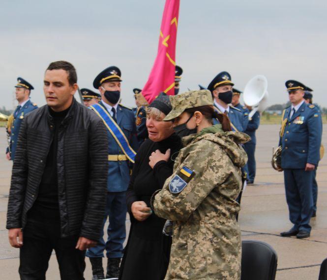 Новини Вінниці - фото з Останній політ: у Вінниці попрощалися з молодими пілотами, які загинули під час навчального польоту Останній політ: у Вінниці попрощалися з молодими пілотами, які загинули під час навчального польоту, фото №7 на сайті 20minut.ua