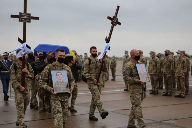 Новини Вінниці - фото з Важливе за вчора. Найцікавіші новини 6 жовтня, які ви могли пропустити Прибув борт із загиблими курсантами — Романом Корчовським і Максимом Хом‘ячуком