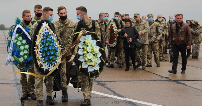 Новини Вінниці - фото з Останній політ: у Вінниці попрощалися з молодими пілотами, які загинули під час навчального польоту Останній політ: у Вінниці попрощалися з молодими пілотами, які загинули під час навчального польоту, фото №8 на сайті 20minut.ua