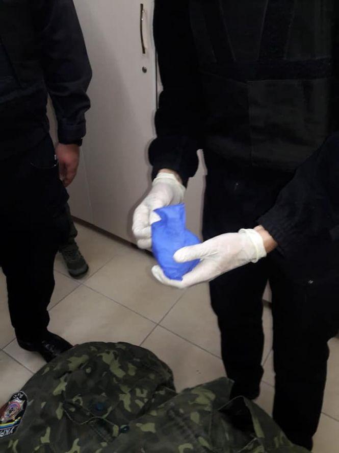 Хотів продати арештанту: у працівника хмельницького СІЗО знайшли заборонені речовини, фото №1 на сайті vsim.ua