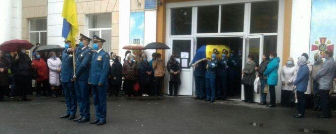 Новини Хмельницького - фото з На Хмельниччині попрощались із загиблим в авіакатастрофі 19-річним курсантом На Хмельниччині попрощались із загиблим в авіакатастрофі 19-річним курсантом, фото №2 на сайті vsim.ua
