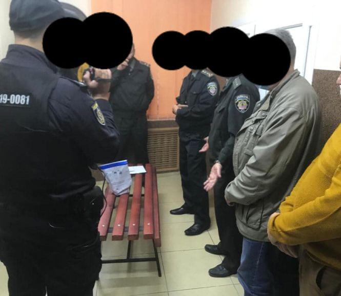 Хотів продати арештанту: у працівника хмельницького СІЗО знайшли заборонені речовини, фото №2 на сайті vsim.ua