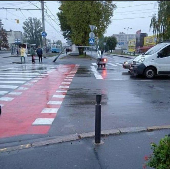 В Виннице муниципальный автобус снес светофор на перекрестке возле "Кристалла" В Виннице муниципальный автобус снес светофор на перекрестке возле "Кристалла"
