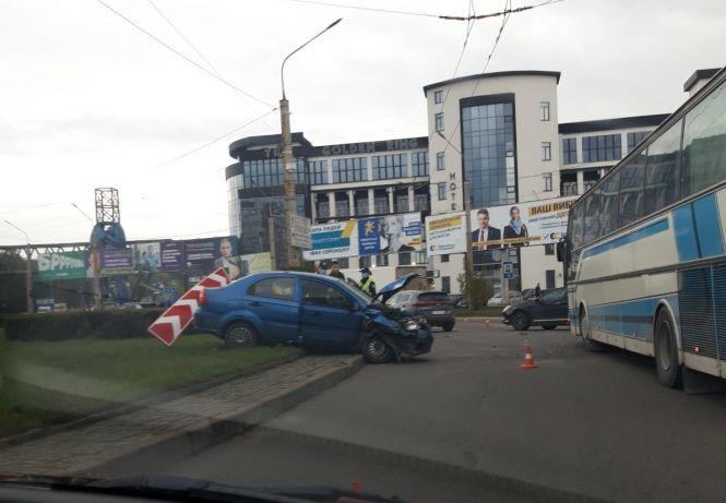На Збаразькому кільці аварія: 17-річного хлопця госпіталізували (ОНОВЛЕНО), фото №1 на сайті 20minut.ua
