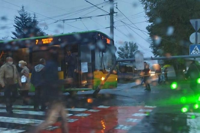 Новини Вінниці - фото з Важливе за вчора. Найцікавіші новини 7 жовтня, які ви могли пропустити Біля «Грошу» по 600-річчя муніципальний автобус зніс світлофор