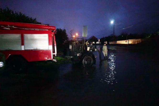 Новини Хмельницького - фото з Негода на Хмельниччині: затопило дороги і будинки Негода на Хмельниччині: затопило дороги і будинки, фото №3 на сайті vsim.ua