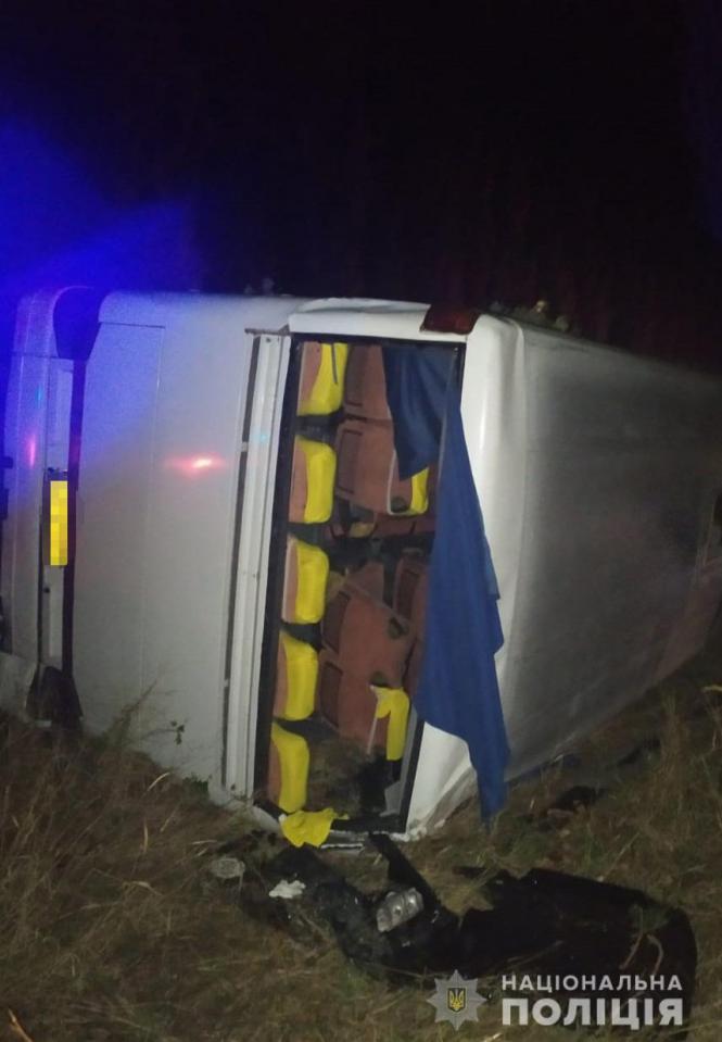 Новини Вінниці - фото з На Вінничині перекинувся автобус з 35 пасажирами, які їхали у Москву. Є постраждала На Вінничині перекинувся автобус з 35 пасажирами, які їхали у Москву. Є постраждала, фото №1 на сайті 20minut.ua