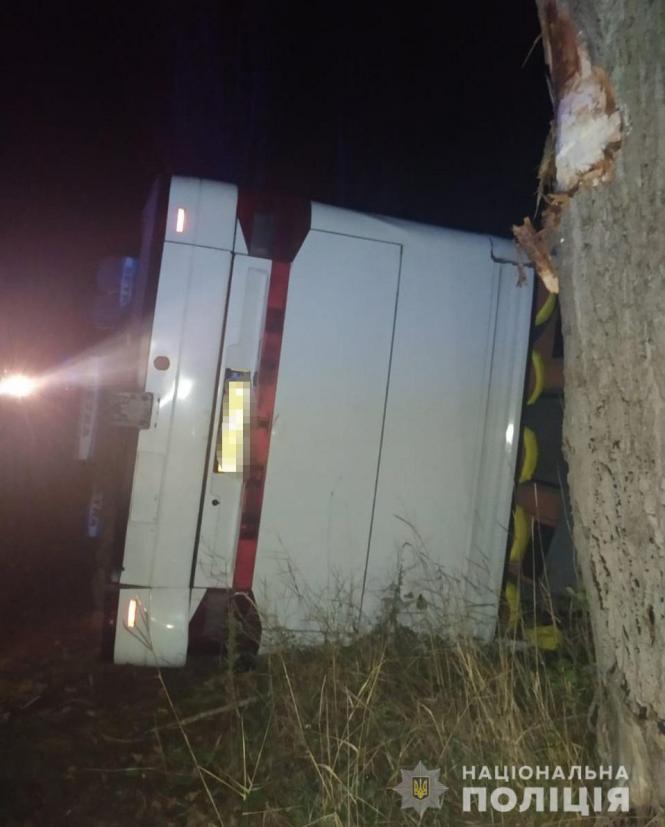 Новини Вінниці - фото з На Вінничині перекинувся автобус з 35 пасажирами, які їхали у Москву. Є постраждала На Вінничині перекинувся автобус з 35 пасажирами, які їхали у Москву. Є постраждала, фото №2 на сайті 20minut.ua