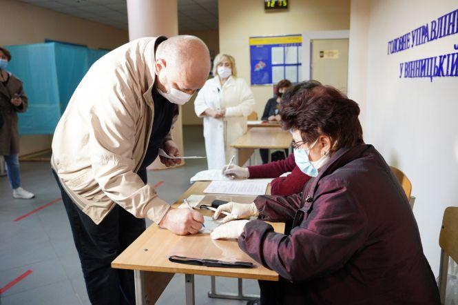 Новини Вінниці - фото з «Приходьте голосувати — це безпечно». Як пройдуть місцеві вибори на карантині у Вінниці «Приходьте голосувати — це безпечно». Як пройдуть місцеві вибори на карантині у Вінниці, фото №1 на сайті 20minut.ua