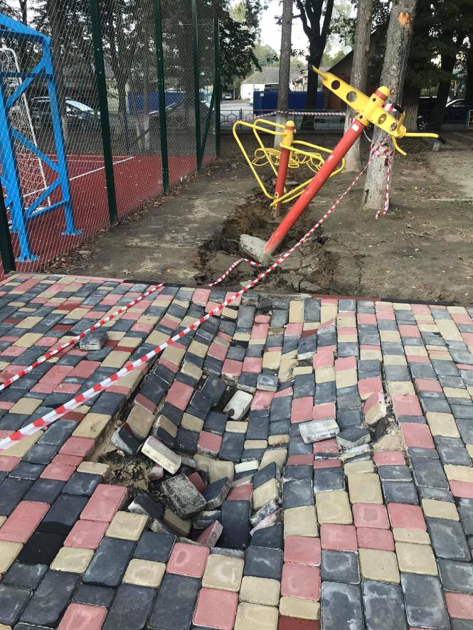 Новини Хмельницького - фото з Біля нового спортмайданчика у школі №1 просіла плитка: яка причина (ФОТО) Біля нового спортмайданчика у школі №1 просіла плитка: яка причина (ФОТО), фото №1 на сайті vsim.ua