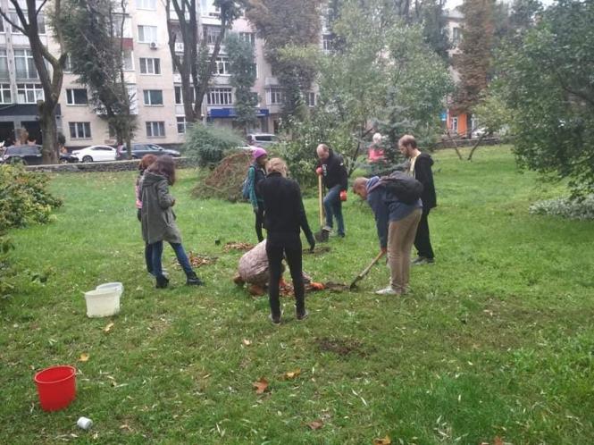 Новини Хмельницького - фото з У сквері Шевченка висадили 20 кущів сакури Нет описания.