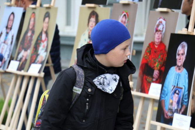 Біля міськради - виставка зі світлинами матерів, які втратили своїх  синів на війні, фото №4 на сайті 20minut.ua