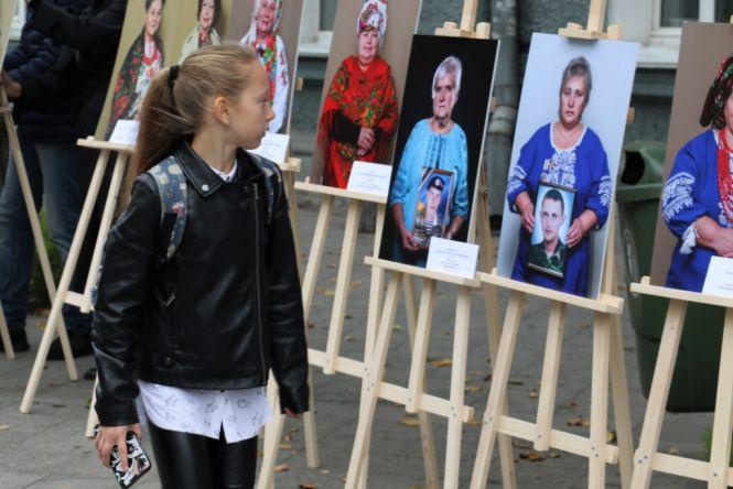 Біля міськради - виставка зі світлинами матерів, які втратили своїх  синів на війні, фото №5 на сайті 20minut.ua