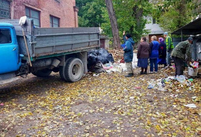 Комунальники прибирають стихійне сміттєзвалище, що утворилось у центрі міста, фото №1 на сайті 20minut.ua